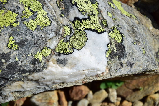Mineral in den Südtiroler Bergen, Naturstein