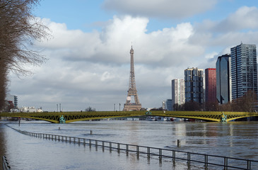 Obraz premium Crue de la Seine au pont Mirabeau à Paris