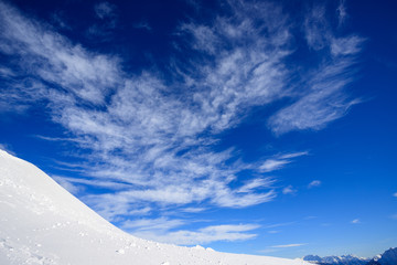 cielo e nuvole al pizzo Foisc in inverno, nelle alpi Lepontine (Svizzera)