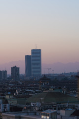Obraz premium Milan pejzaż o zachodzie słońca z nowych drapaczy chmur dzielnicy CityLife i góry Monte Rosa w tle