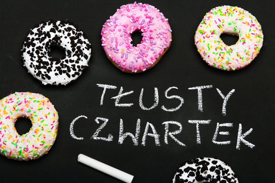 Pączki z lukrem serwowane w Tłusty Czwartek. 