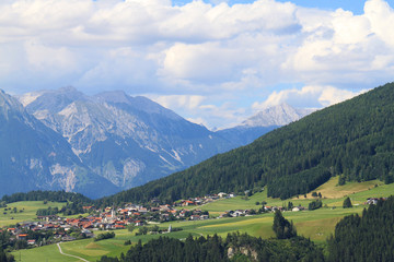 Fototapeta na wymiar Dorf und Berglandschaft in Südtirol