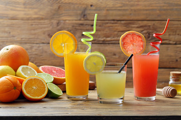 succo di agrumi tre bicchieri con succo di limone arancia e pompelmo