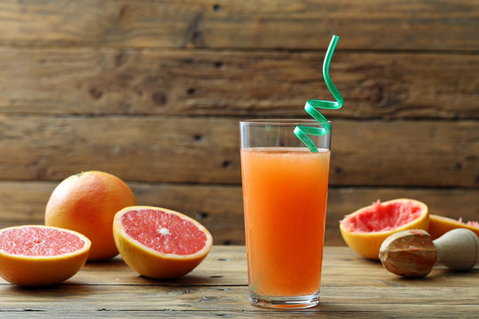 succo di pompelmo su tavolo di cucina