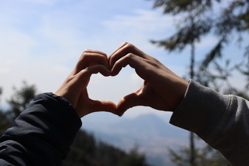 Corazón fromado con manos