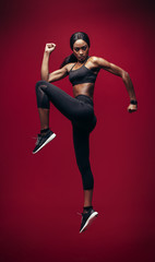 Obraz premium Athlete woman jumping