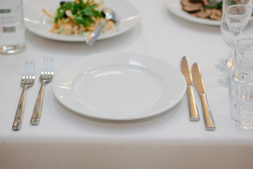 Crockery service for guest waiting to eat