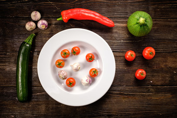 Tomaten und Gemüse mit weißen teller