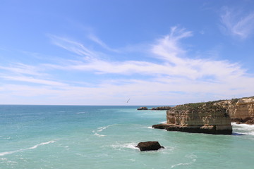 Meeresbucht und Klippen