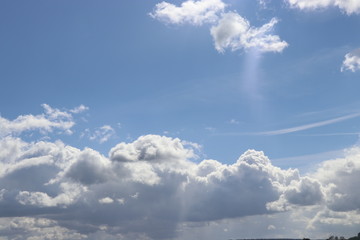 Blauer Himmel und Sonne