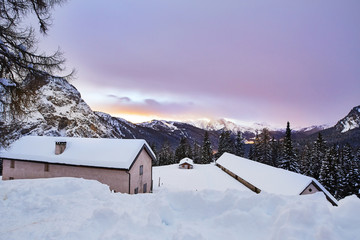 Tramonto nel rifugio alpino invernale