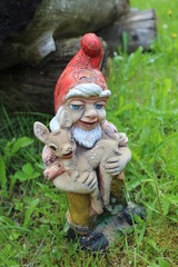 Gartenzwerg trägt Rehkitz