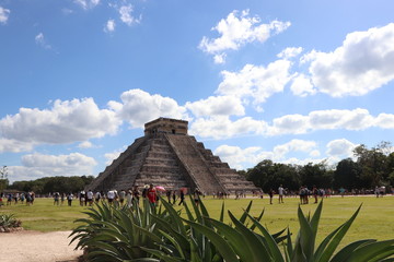 Templo de Kukulcán en Chichén Itzá - obrazy, fototapety, plakaty