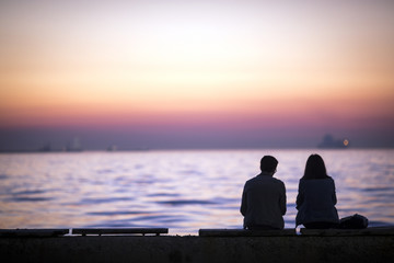 Fototapeta na wymiar Couple looking with sunset