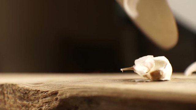 Cleaning garlic from the skin. Video