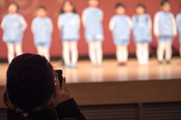 発表会を見学する父兄