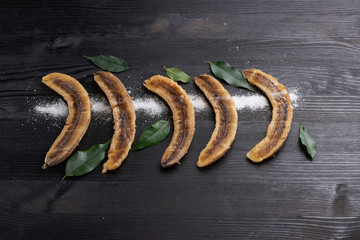  baked bananas with sugar powder