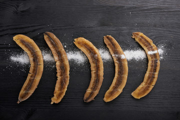  baked bananas with sugar powder