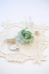 エンゲージリングと青いバラ