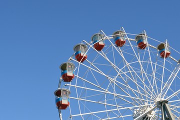 Fototapeta premium Колесо обозрения на фоне голубого неба