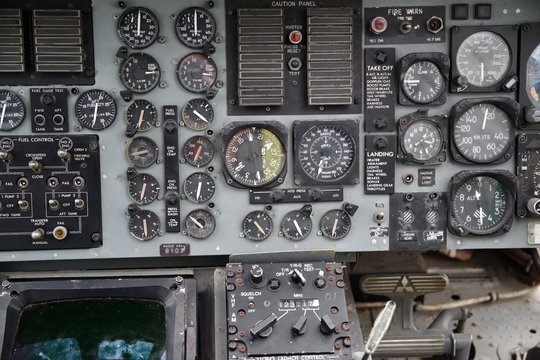 古い航空機の操縦席の計器