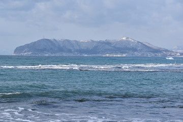 冬の函館山と荒れた津軽海峡