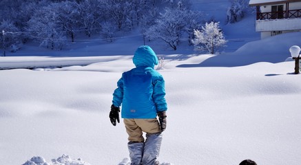 雪山を登る子供たち