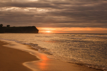 Obraz premium beautiful scenery of sunset at the beach