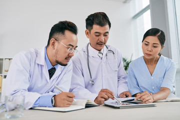 Fototapeta premium Discussing diagnosis