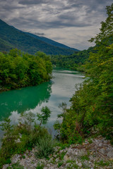 Fototapeta na wymiar Deskle / Słowenia - 19 sierpnia 2017: Brzeg rzeki Socza latem