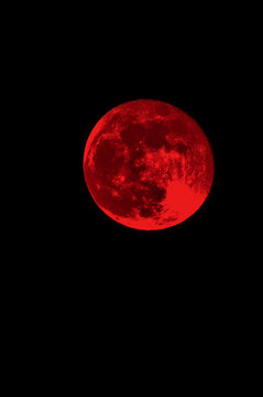 roter Vollmond und schwarzer Nachthimmel (k&uuml;nstlerisch verfremdet, kein Realbild)