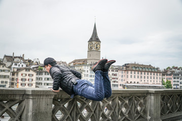 Obraz premium young man exciting standing om bridge