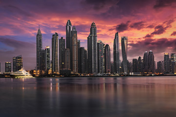 Fototapeta na wymiar Die Wolkenkratzer der Dubai Marina bei Sonnenuntergang