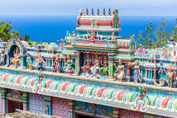 divinités hindoues sur facade de temple Tamoul