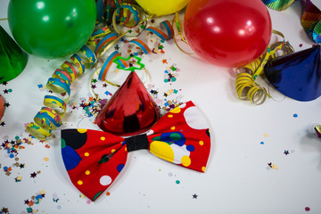 Schleife mit Partyhut und Luftballons