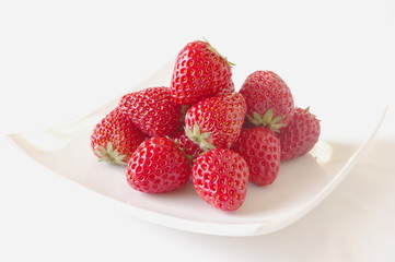 皿の上のイチゴ