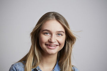 Naklejka premium Smiling girl looking at camera in studio