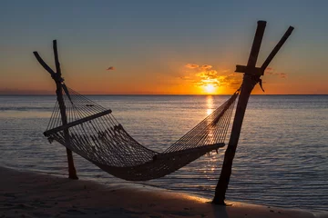 Photo sur Plexiglas Le Morne, Maurice Hängematte am Strand vor dem Sonnenuntergang in Le Morne, Mauritius, Afrika.