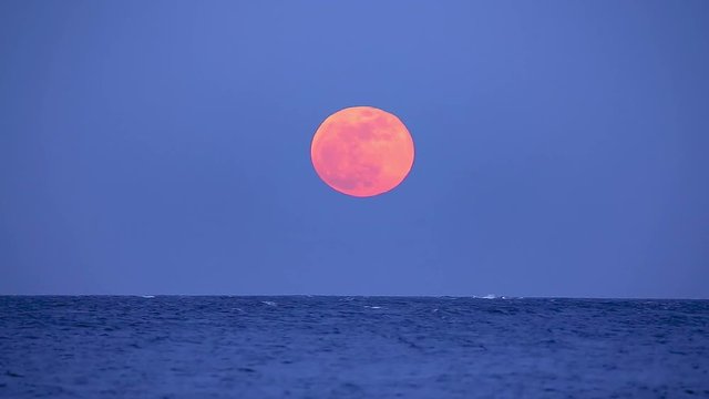 Super moon over the ocean in Spain, 31. January 2018