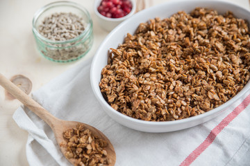 Joghurt mit Müsli und Beeren