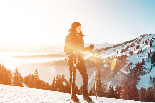 Sportliche Frau wandert bei Schnee in den Bergen. Schneewanderung