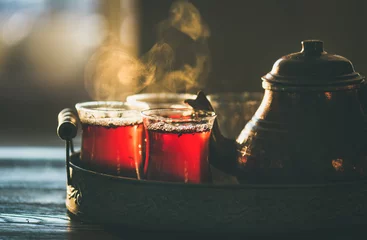 Papier Peint photo autocollant Theé Thé turc traditionnel à la vapeur dans des verres tulipes avec pot en cuivre dans un plateau vintage