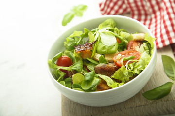 Salad with bacon and vegetables