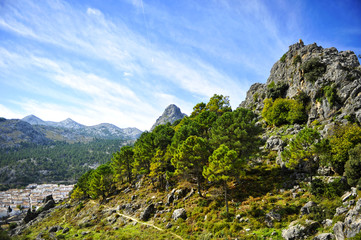 Ruta de los Pueblos Blancos, Grazalema entre montañas, Parque Natural Sierra de Grazalema, provincia de Cádiz, Andalucía, España 