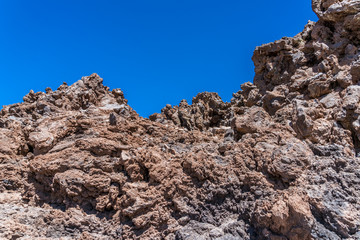 Schroffes Lava-Felsen unter blauem Himmel