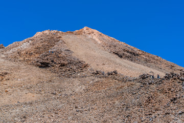 Aufstieg zum Gipfel des Vulkans Teide auf Teneriffa unter blauem Himmel