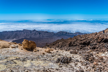 Blick vom Gipfel des Vulkan Teide auf Teneriffa über das Wolkenmeer auf 3000 Meter