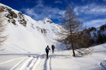 Fototapeta na wymiar alpinisti in salita con le ciaspole verso il pizzo Foisc, nelle alpi Lepontine (Svizzera)