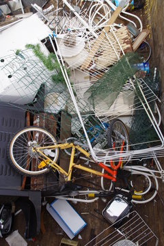 Divers mat&eacute;riaux recycl&eacute;s dans une D&eacute;chetterie