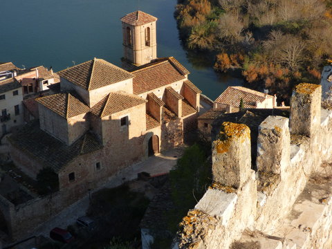Castillo de Miravet en Cataluña, España. en la provincia de Tarragona, en la comarca de Ribera de Ebro